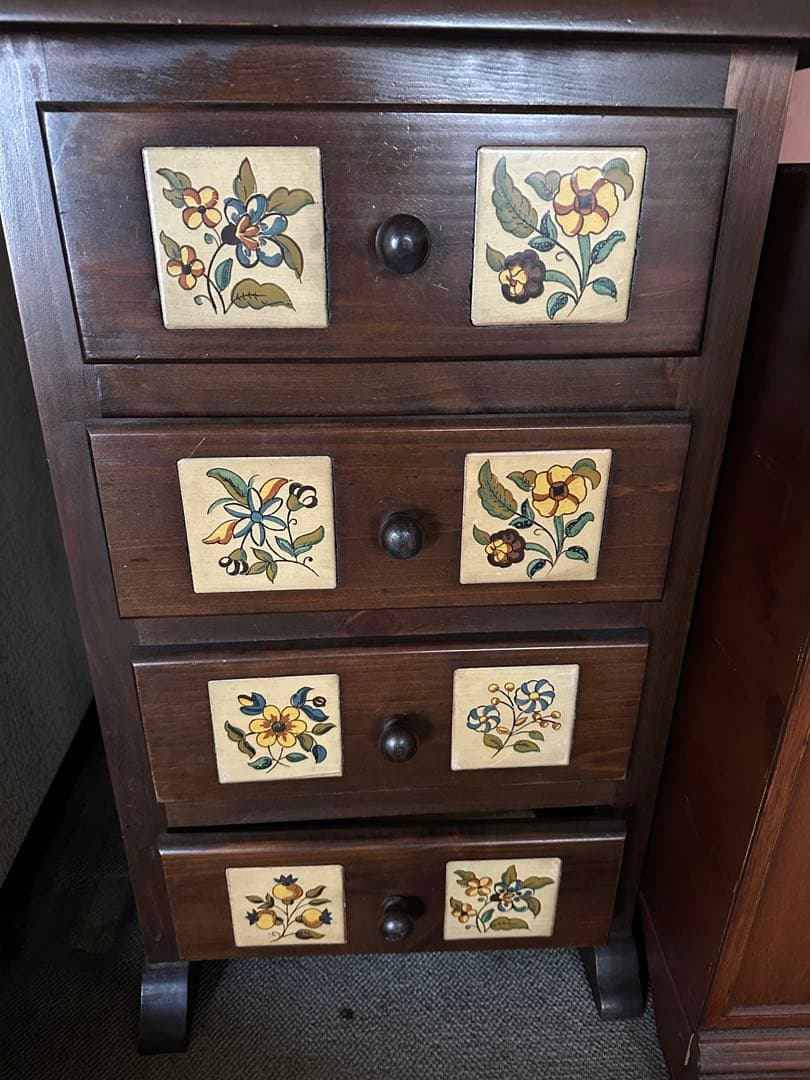 花柄装飾の木製チェスト 4段