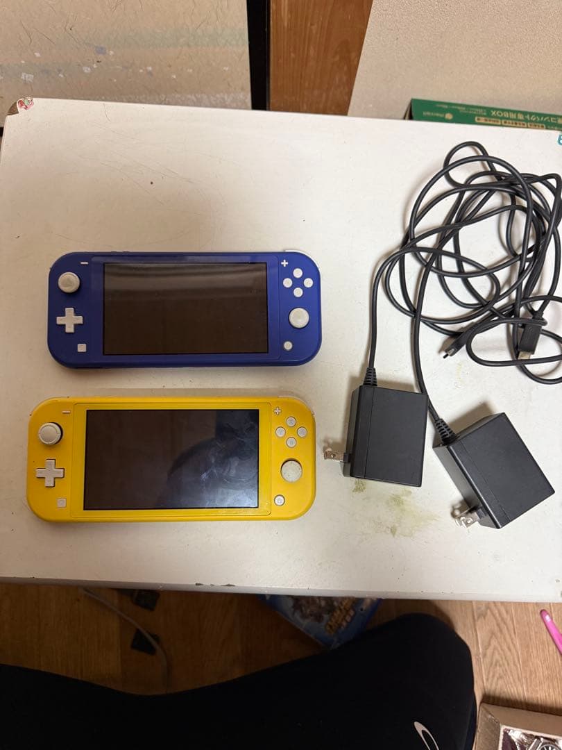 任天堂　スイッチライト　HDH-001イエローとブルー、アダプター付き