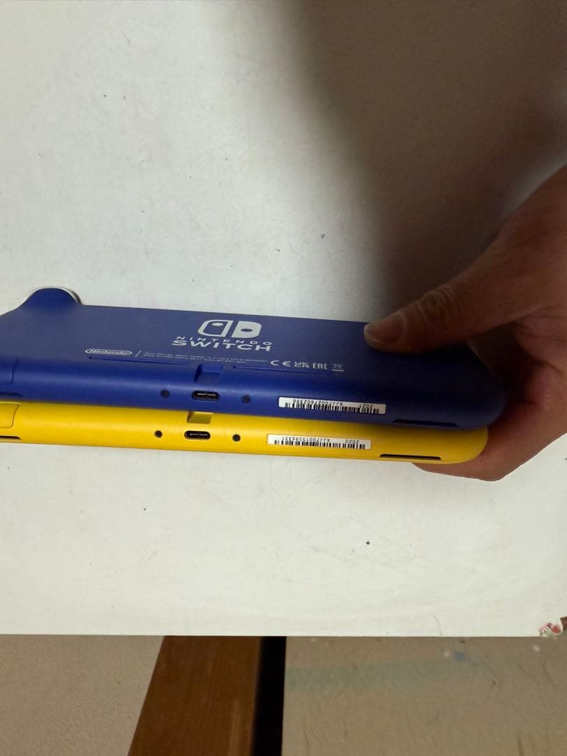 任天堂　スイッチライト　HDH-001イエローとブルー、アダプター付き