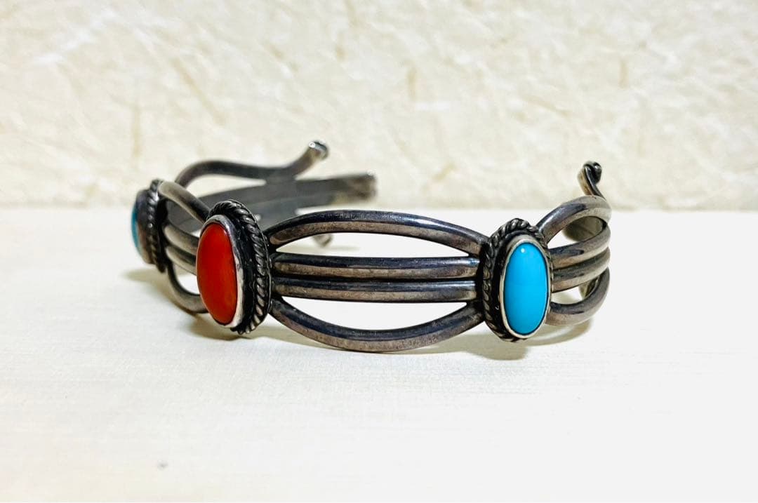 ナバホ族　シルバーバングル　ターコイズ　コーラル　インディアンジュエリー