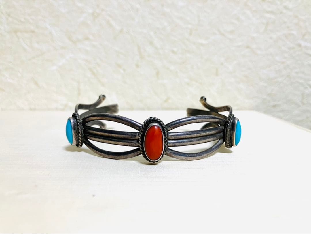 ナバホ族　シルバーバングル　ターコイズ　コーラル　インディアンジュエリー