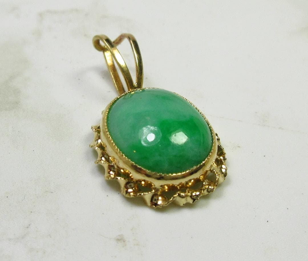 １８金枠・翡翠　オーバル　「ジェダイト」　　　K18ペンダントトップ