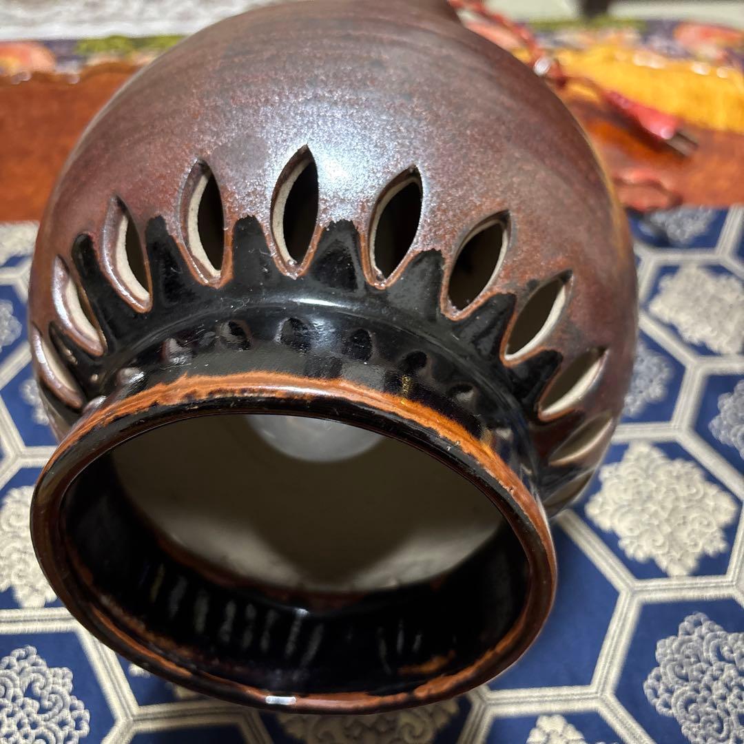 陶器製の茶色の照明器具