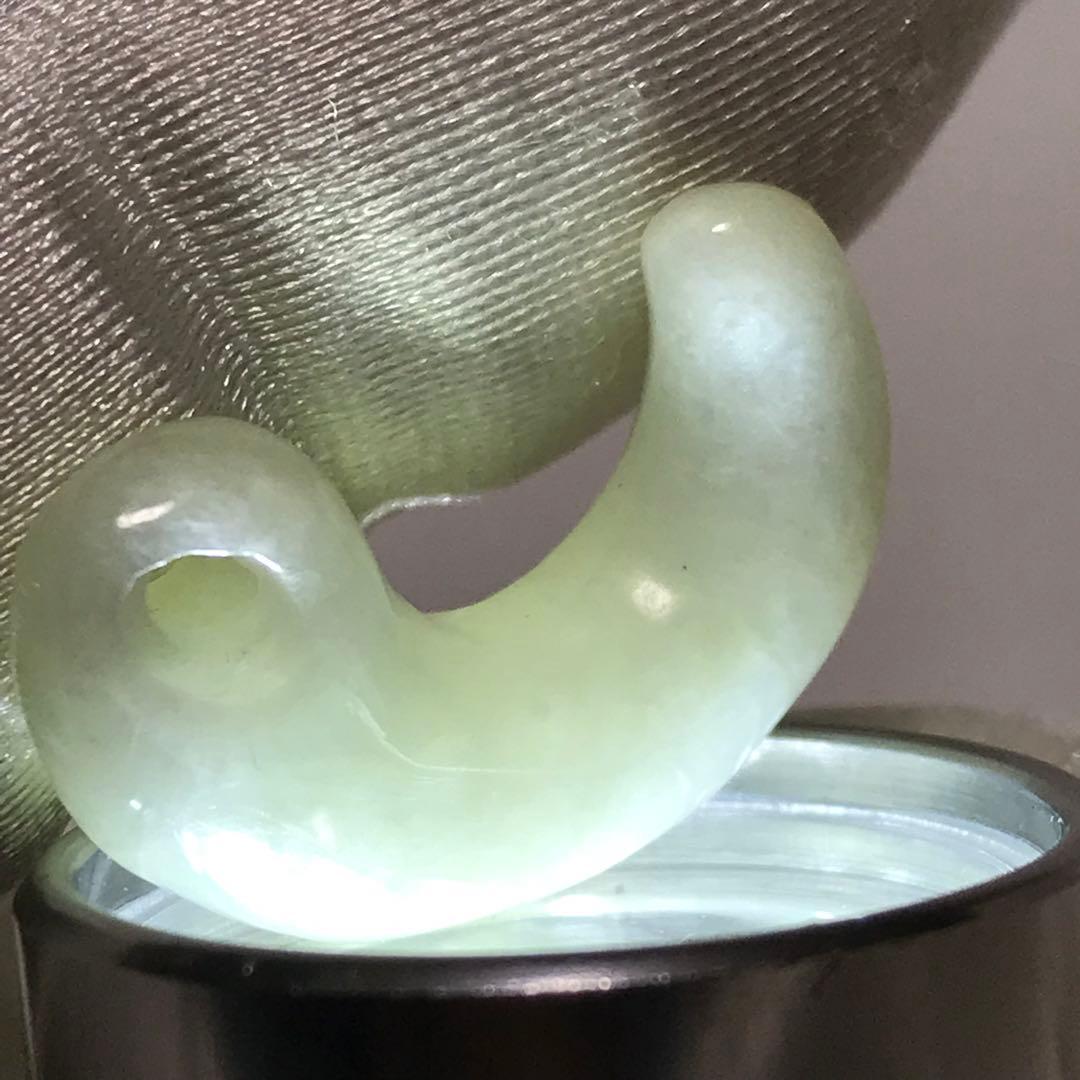 クリーム色っぽい黄緑の細長い翡翠勾玉　糸魚川産