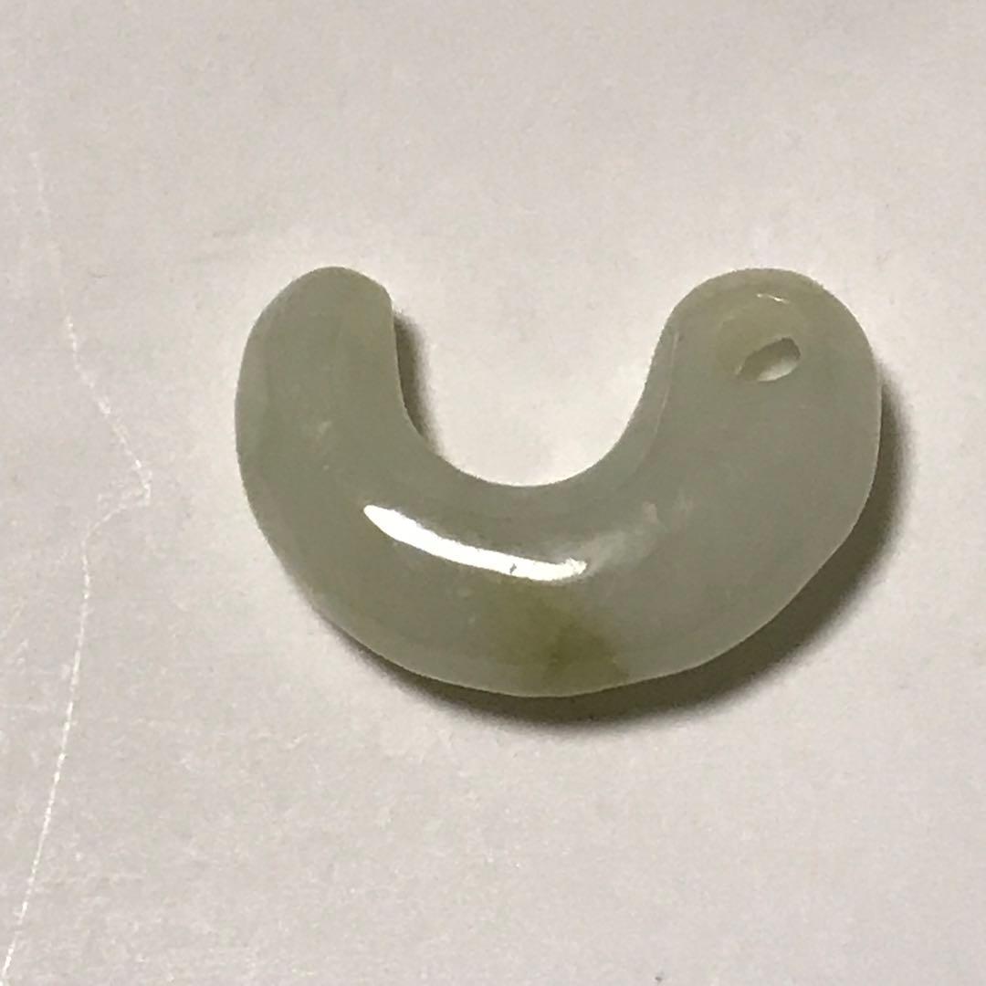 クリーム色っぽい黄緑の細長い翡翠勾玉　糸魚川産