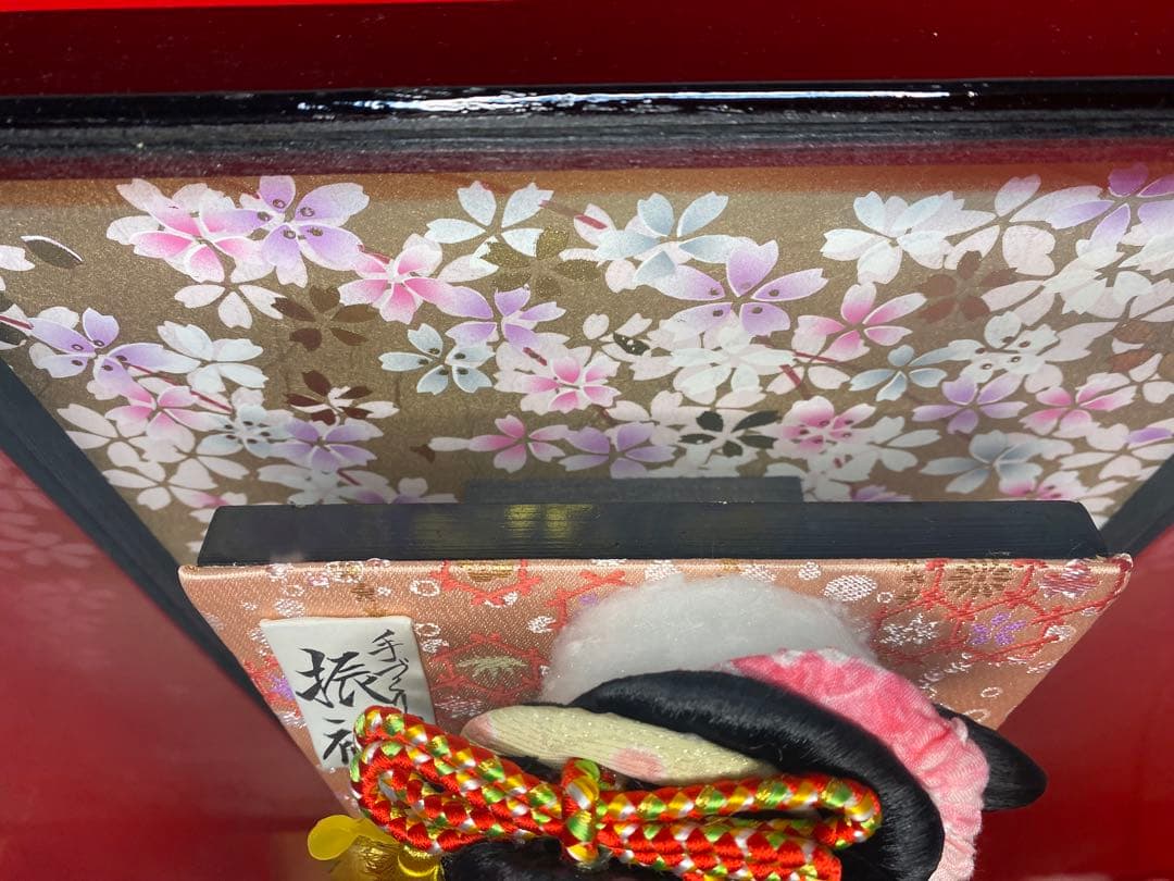 羽子板振袖刺繍金彩ガラスケース１３号・サイズ間口約２８×奥行約２３×高さ約５５㎝