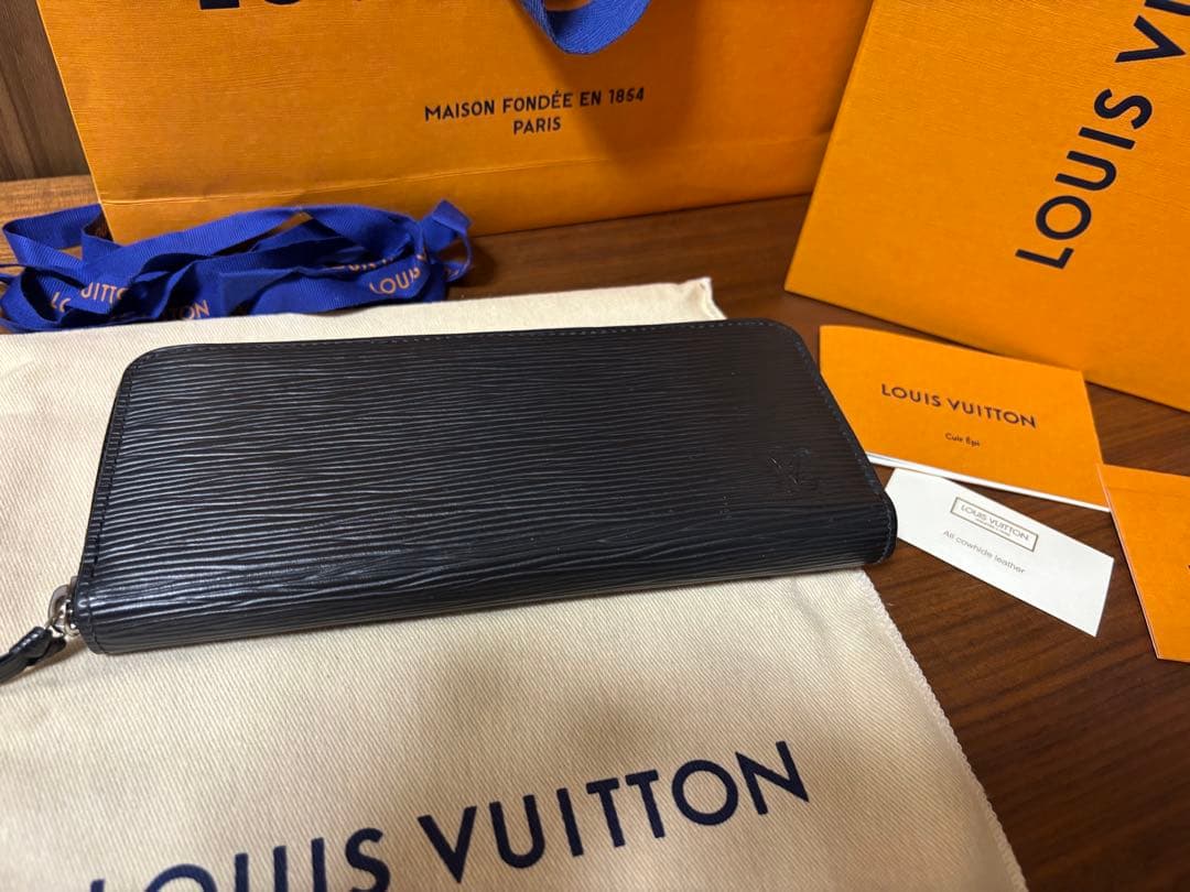 《美品》LOUIS VUITTON エピレザー ブラック長財布