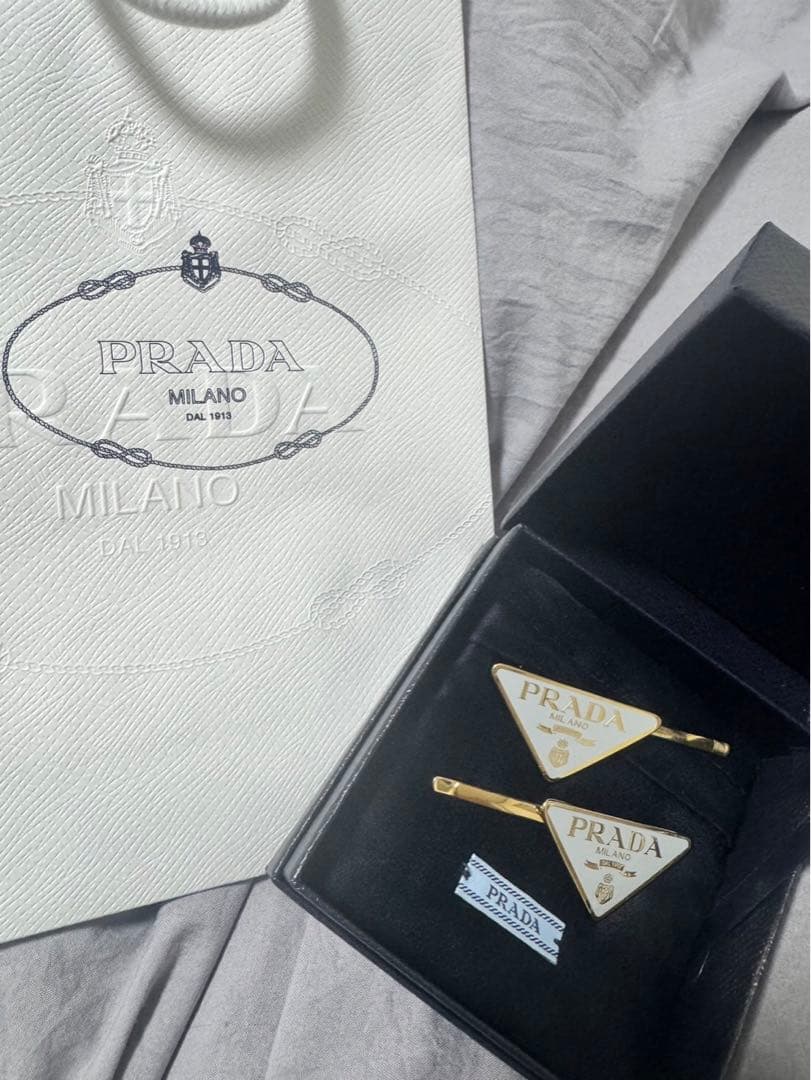 美品 PRADA プラダ メタルヘアピン パールグレー