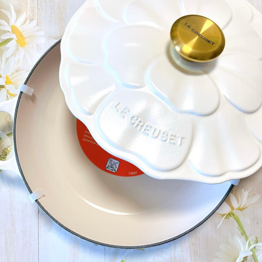 ♡ ルクルーゼ　ビュッフェ　キャセロール ペタルレリーフ　コットン　ゴールド