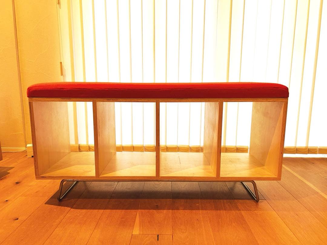 ベンチ 本棚 OFFI 赤いクッション付き オープンシェルフ レコード入れ