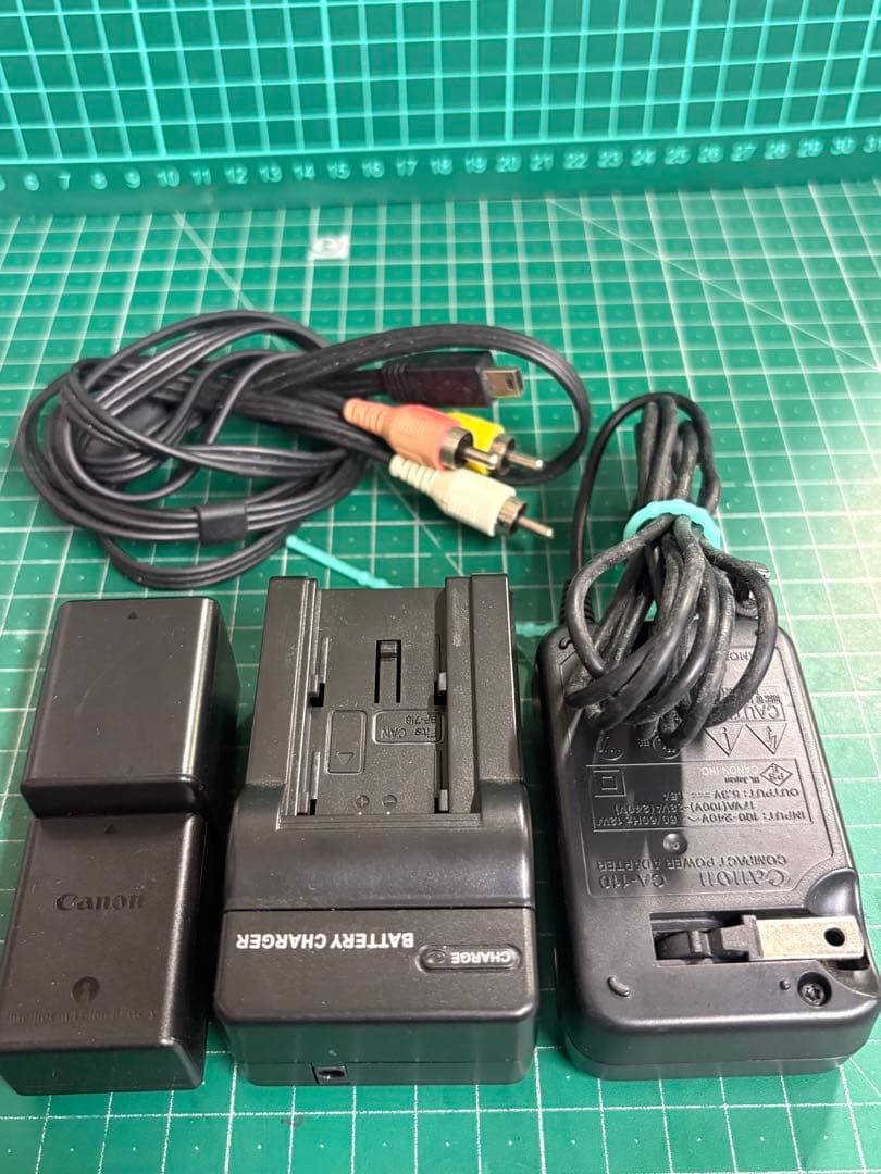 Canon ビデオカメラ　ivis HF R52 レッド