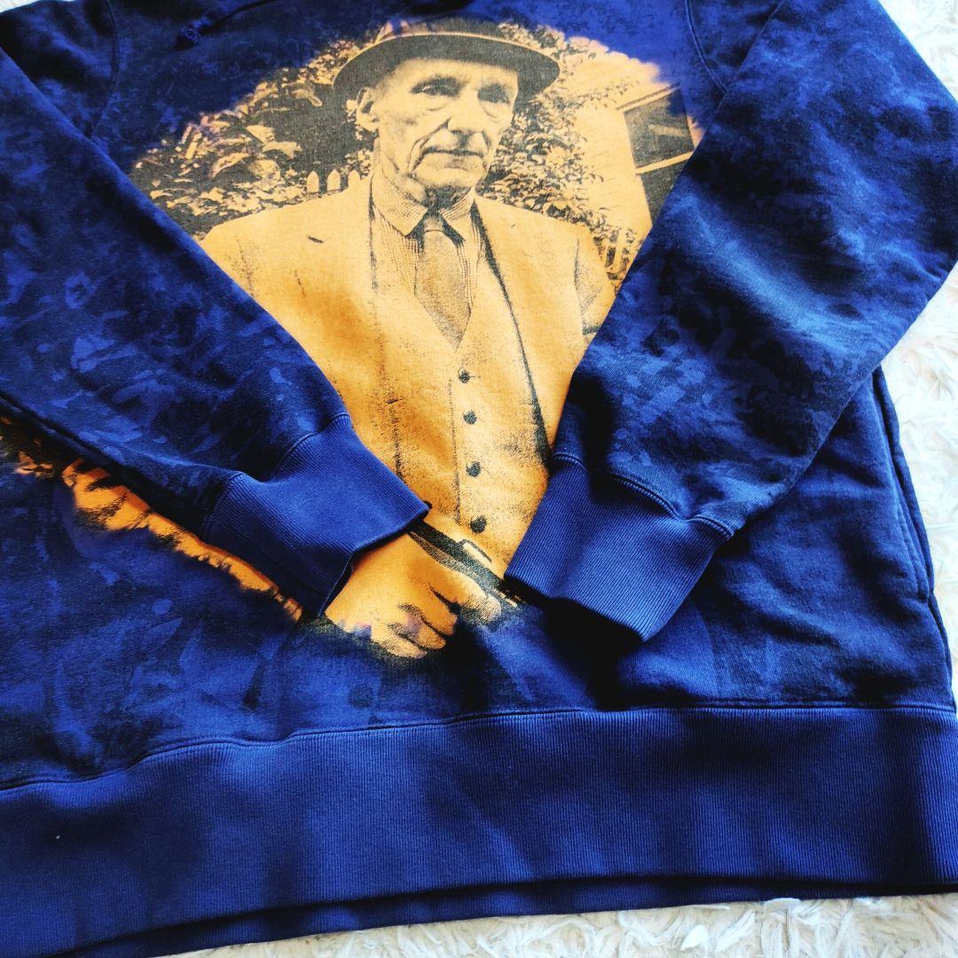 シュプリーム パーカー プルオーバー ビッグロゴ プリント カモフラ 人物