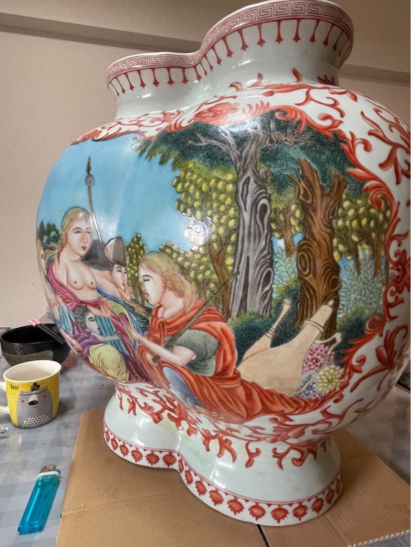 古典的な人物画の陶器花瓶