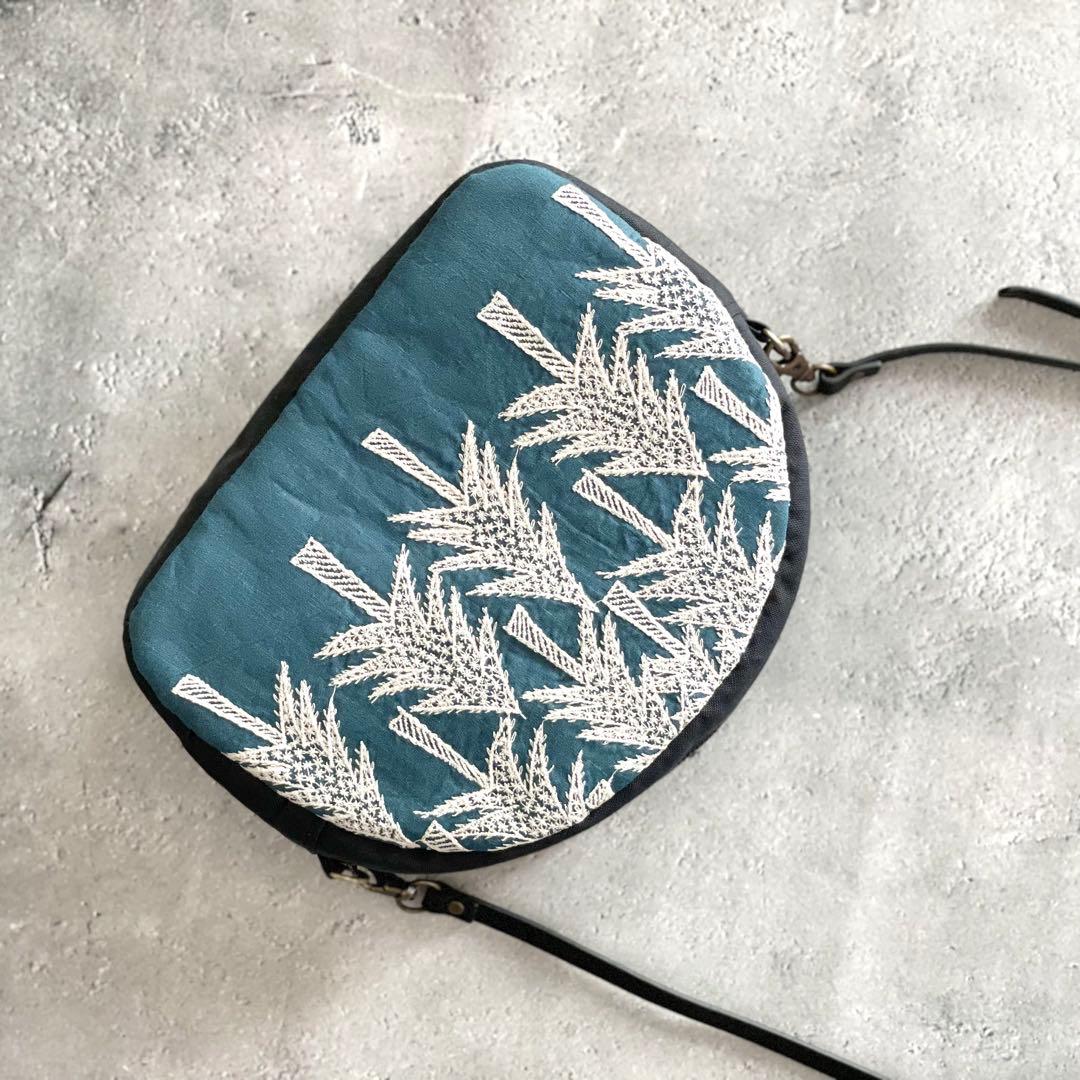 ⚮̈ミナペルホネン　land theater まるっこポシェット