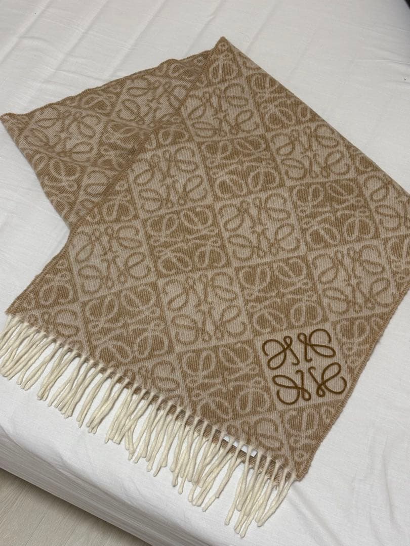 LOEWE ベージュ マフラー　アナグラム　スカーフ