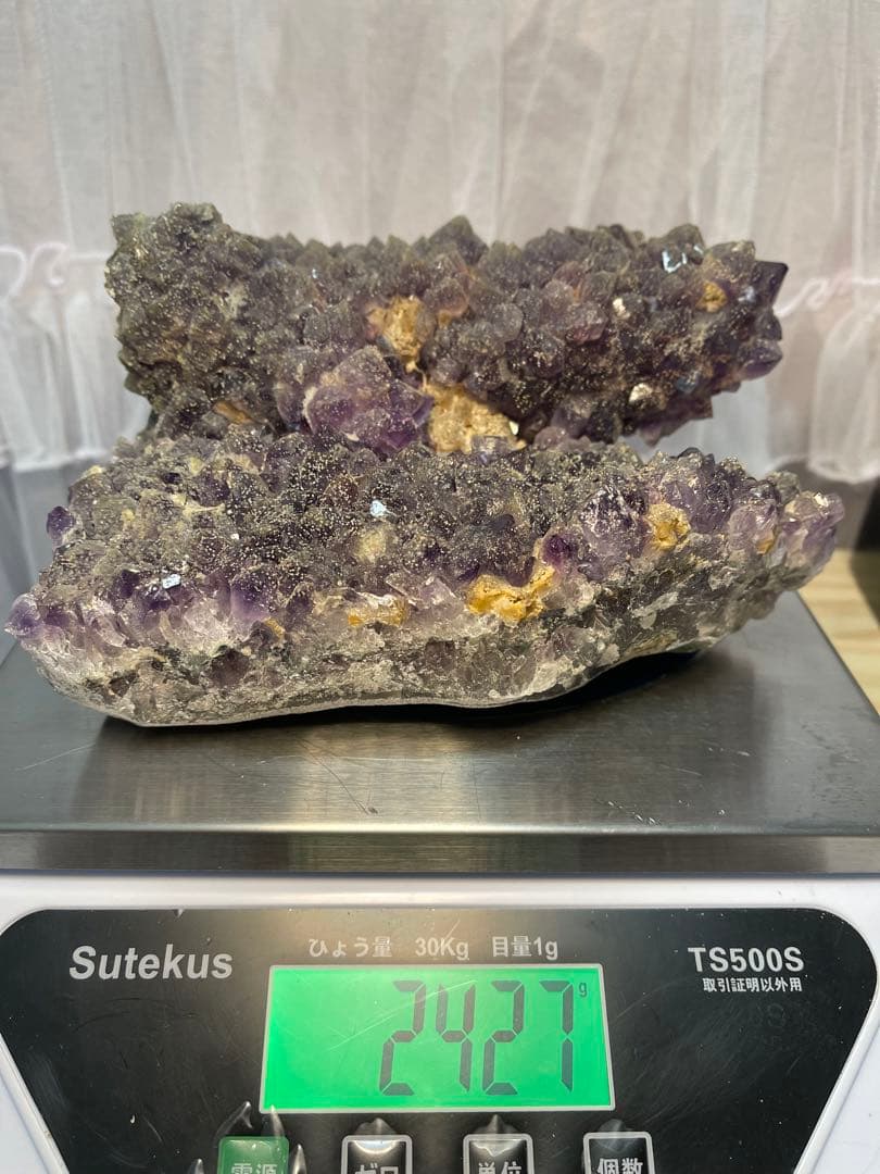 高品質　綺麗^ - ^ 天然石アメジストクラスター　重さ2427g 台座付き