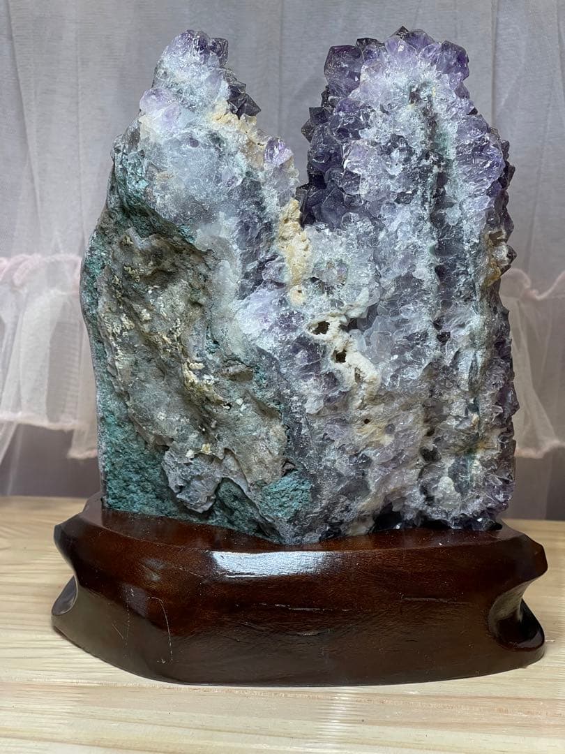 高品質　綺麗^ - ^ 天然石アメジストクラスター　重さ2427g 台座付き