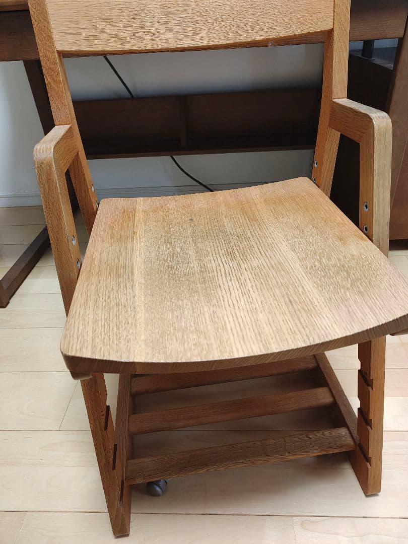 飛騨産業　キツツキマークの学習机です。