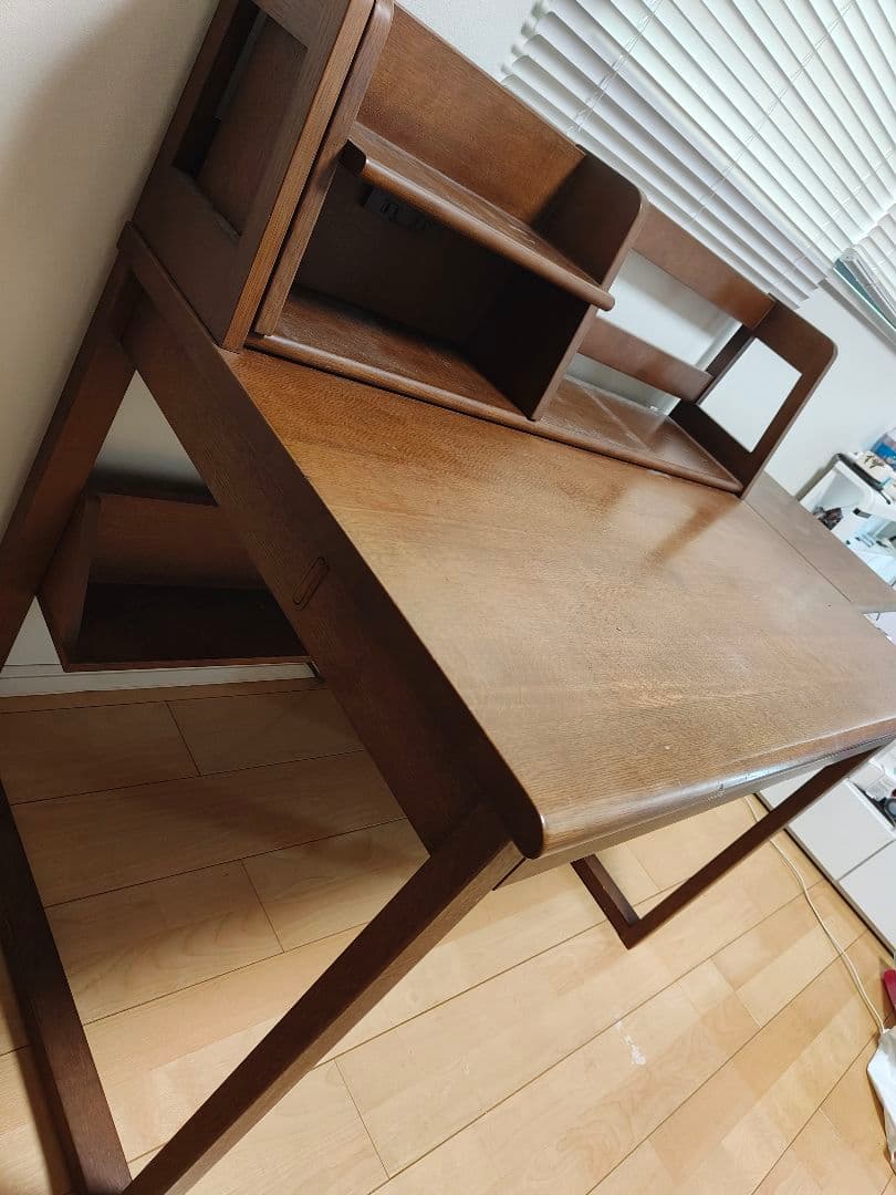 飛騨産業　キツツキマークの学習机です。