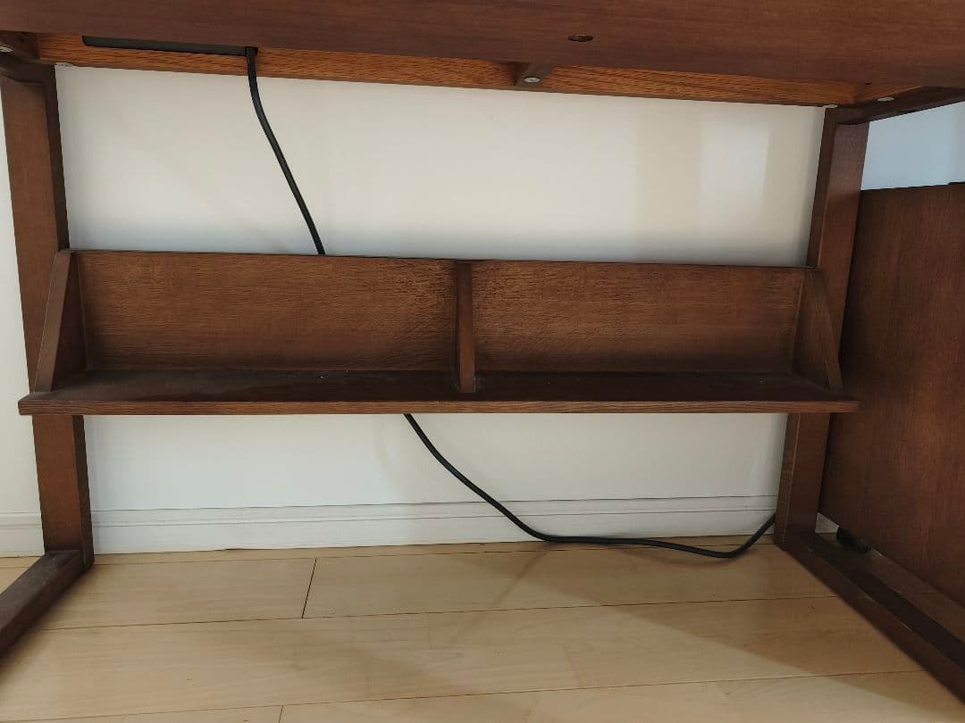 飛騨産業　キツツキマークの学習机です。