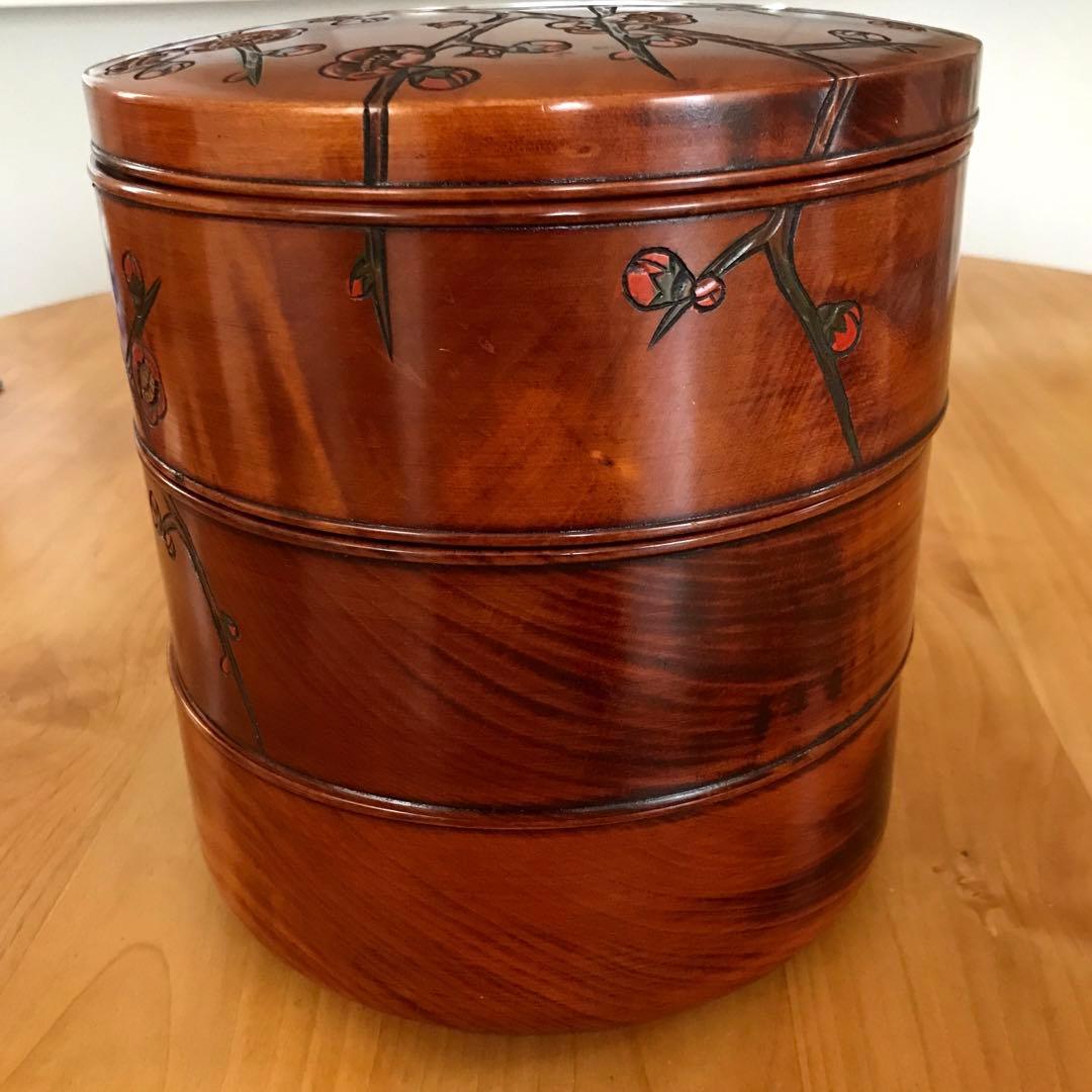 三段重箱　紅梅　彫刻色付き　天然木くり抜き