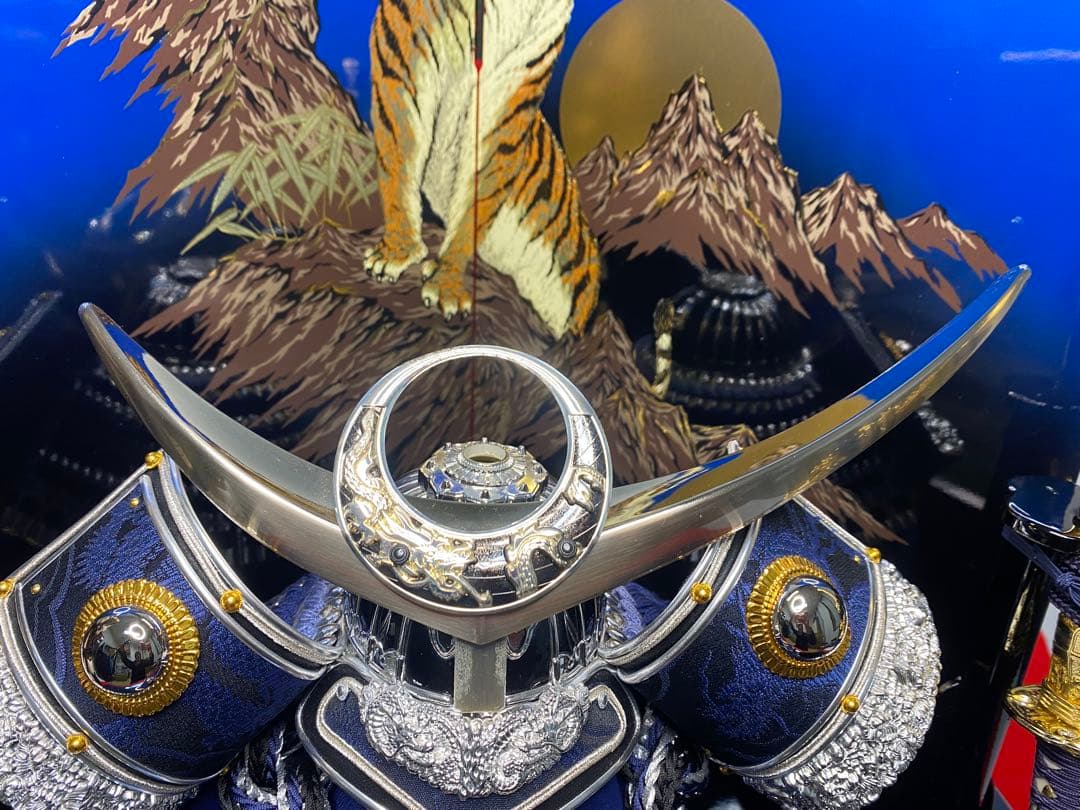 上杉謙信　東京久月　五月人形　家紋付き兜飾り収納セット・シルバー兜・天空シリーズ