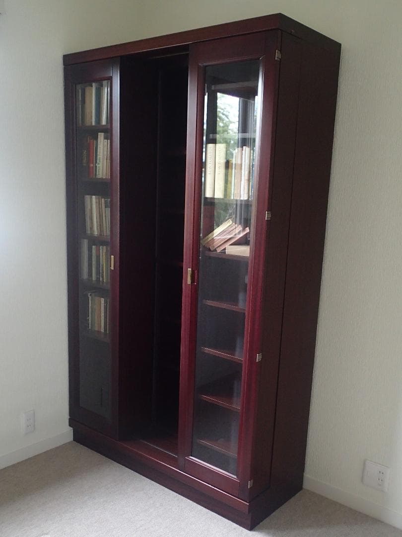 スライド式本棚　収納力にすぐれ、ガラス扉付き