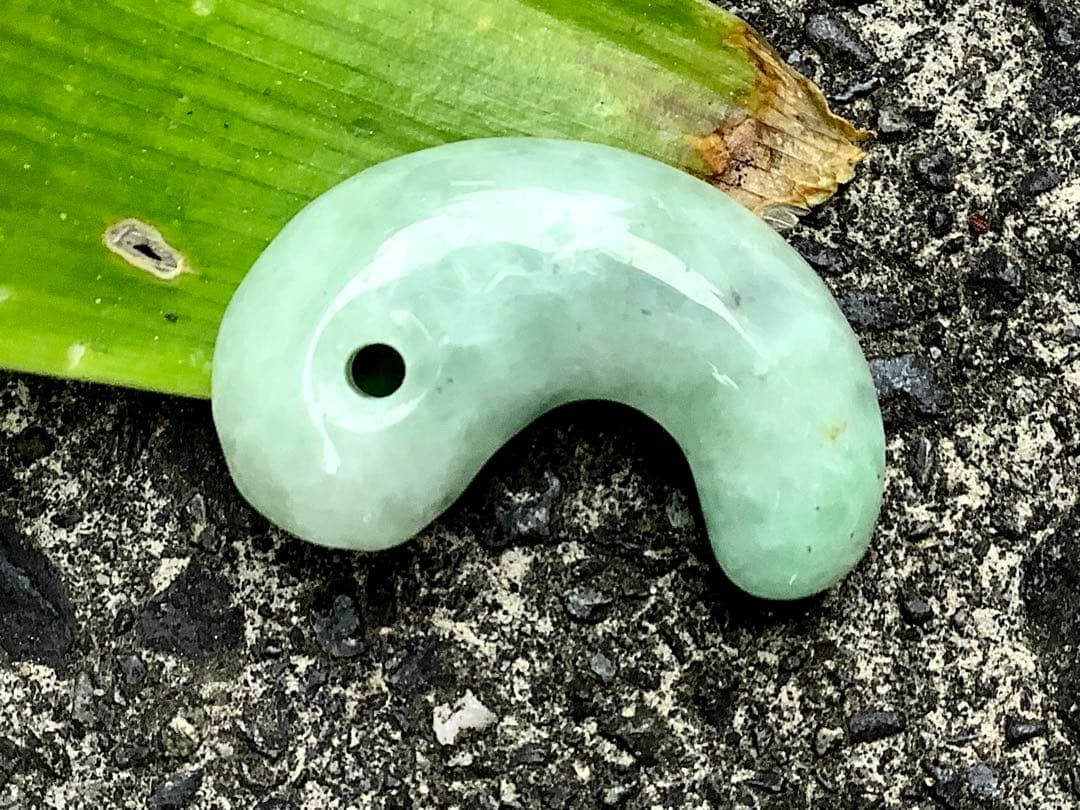 ✳ 自信の安価お値段‼️自信の品質‼️糸魚川翡翠勾玉*緑*人気の平塚古墳型　鑑別書付