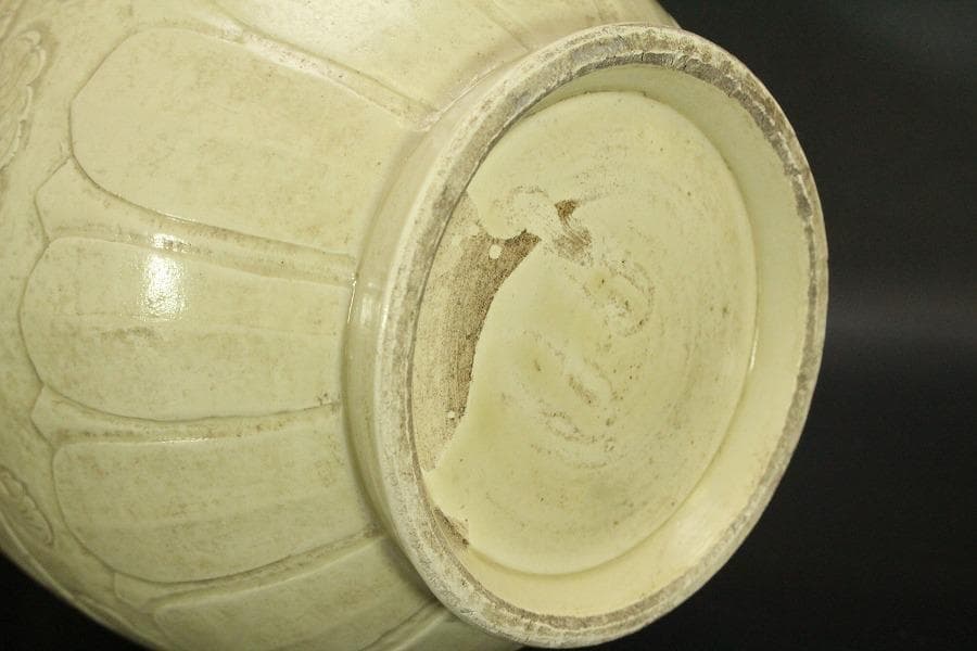 中国美術 白磁 陽刻草花紋 瓶(ZE663)