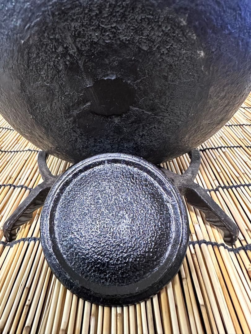 未使用品　付属品付　南部喜州 (及川 喜徳)造　鍛治打袋鉉１５型　南部鉄瓶