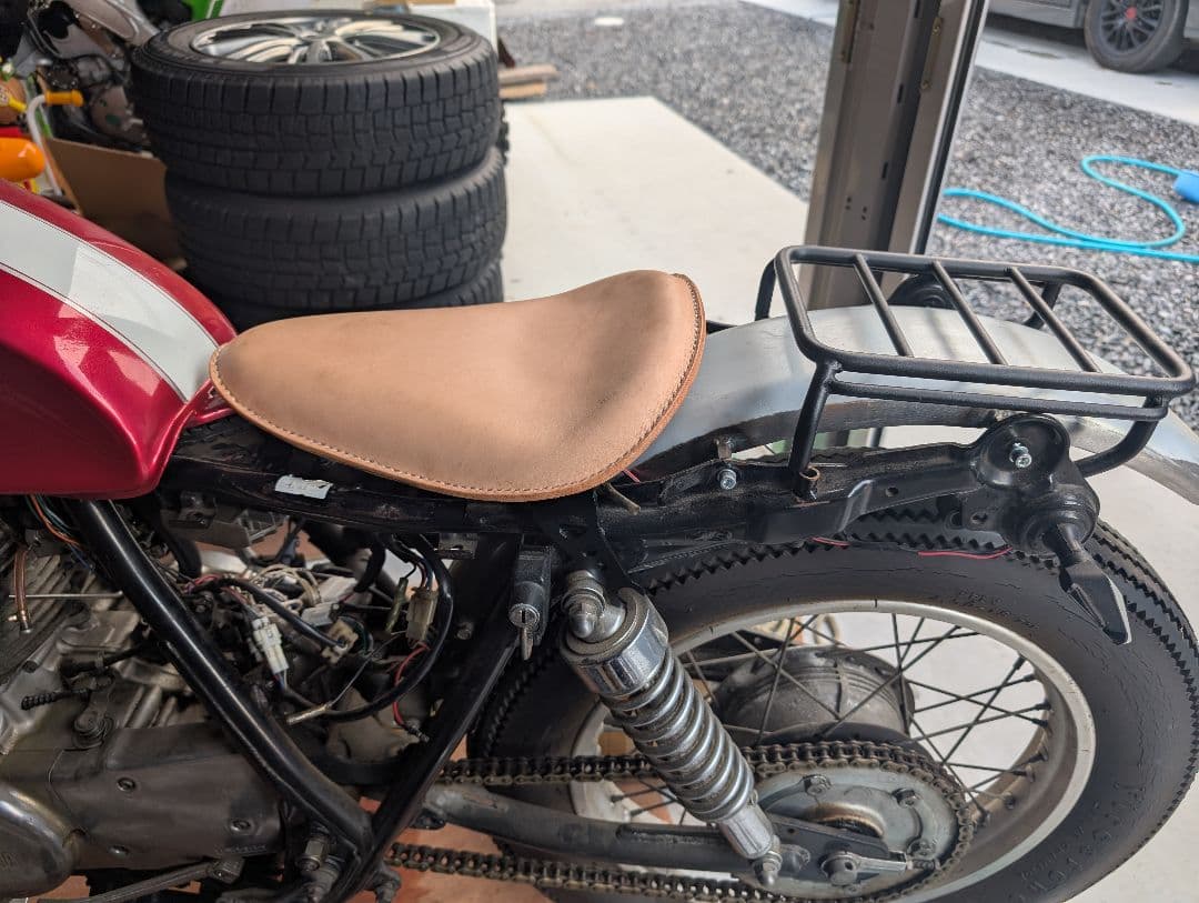 sr400ソロシート 本革 タン goods製ブラケット付き