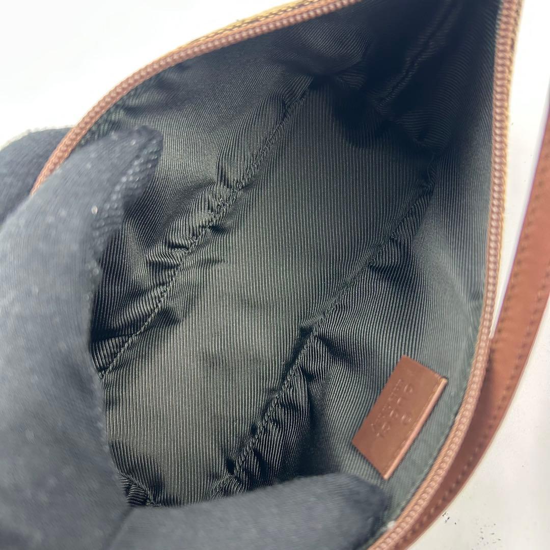 【美品】グッチ　アクセサリーポーチ　ワンショルダー　ggキャンバス　ロゴ金具