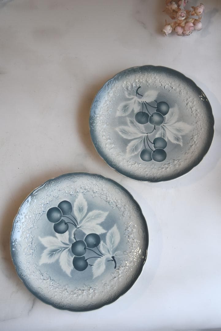 2枚組バドンヴィレー　花レリーフいっぱい　さくらんぼうの皿　フランスアンティーク