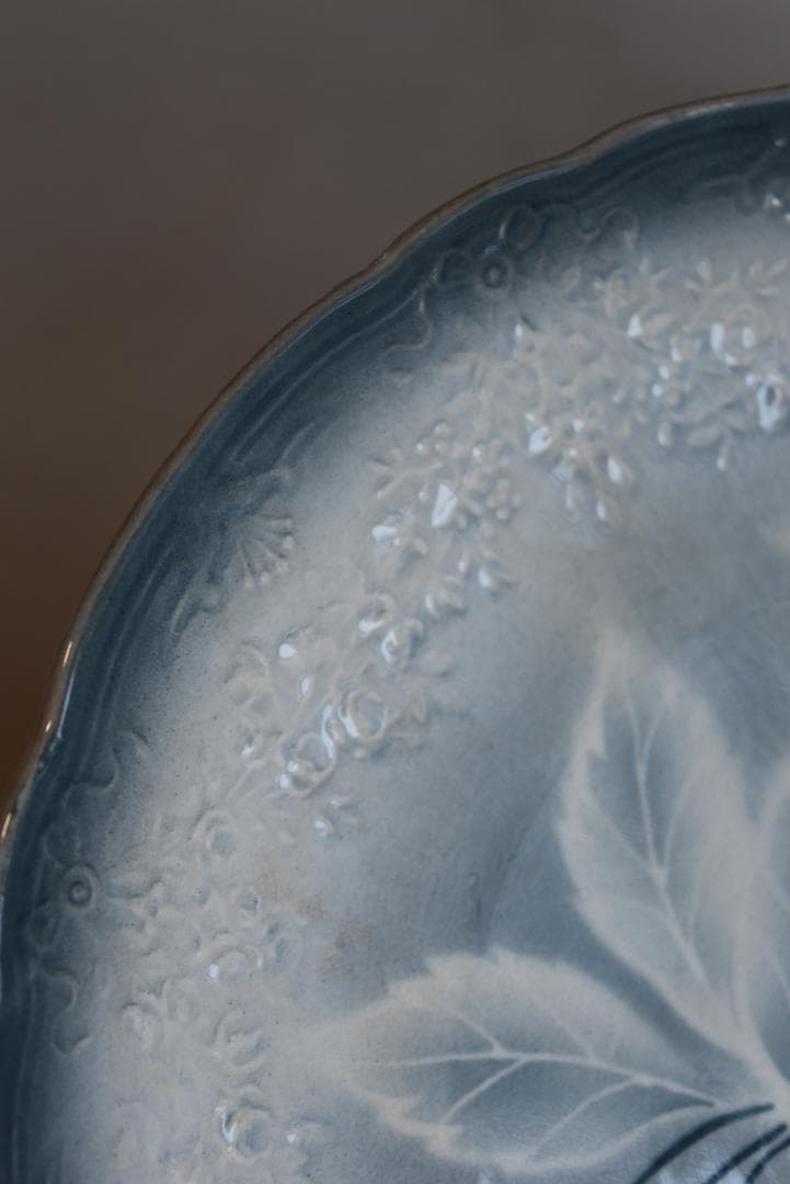 2枚組バドンヴィレー　花レリーフいっぱい　さくらんぼうの皿　フランスアンティーク