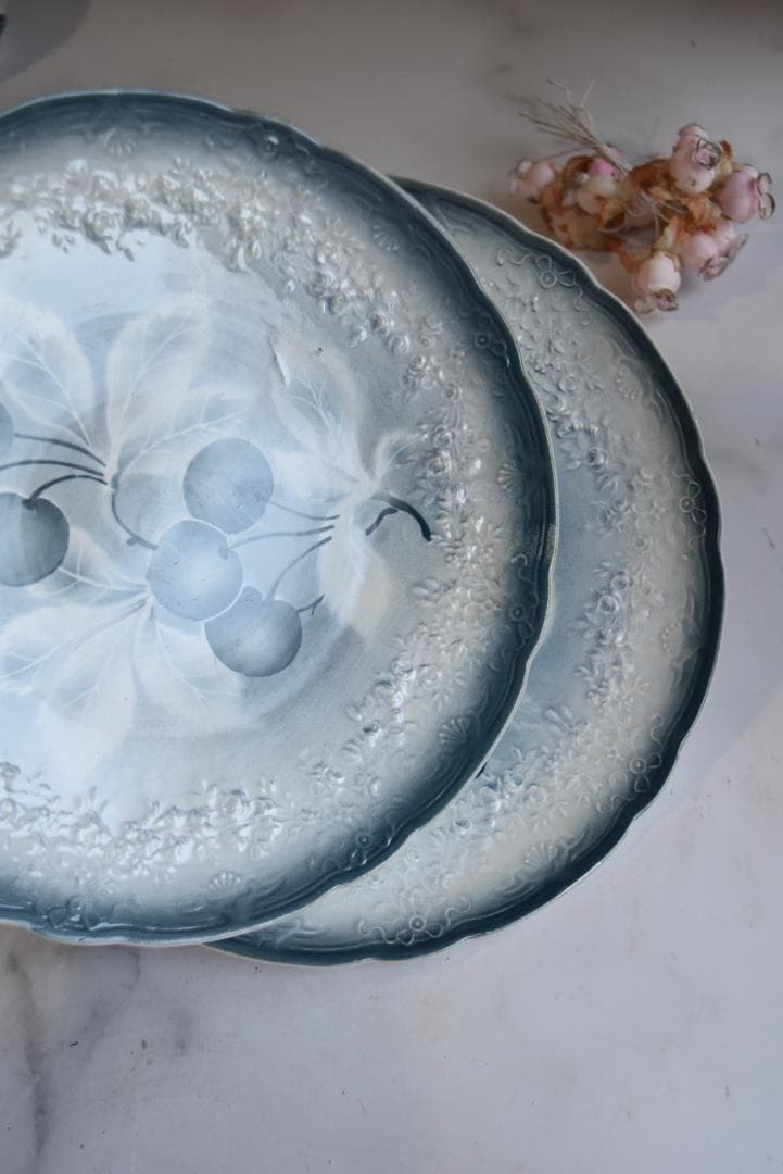 2枚組バドンヴィレー　花レリーフいっぱい　さくらんぼうの皿　フランスアンティーク