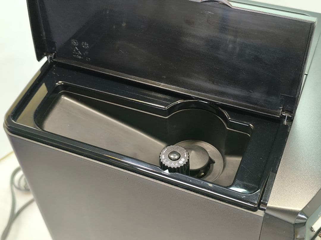 デロンギ　マグニフィカ　全自動コーヒーマシン　ESAM03110B 　01