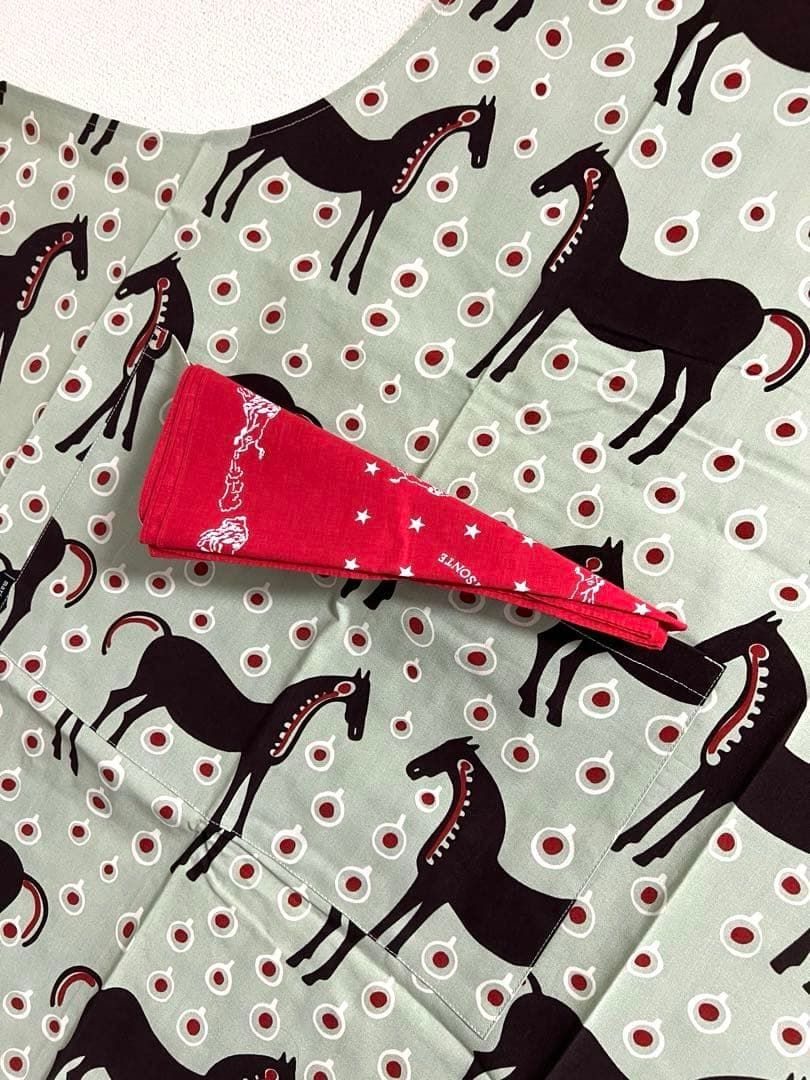 ▶︎新品未使用　マリメッコ　marimekko エプロン　ムスタタンマ◀︎