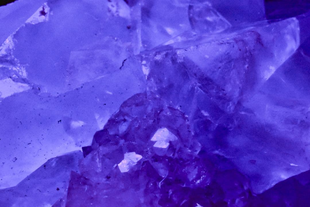 ナイジェリア Akwana産 カラーレスフローライト ドゥルージークォーツ付き