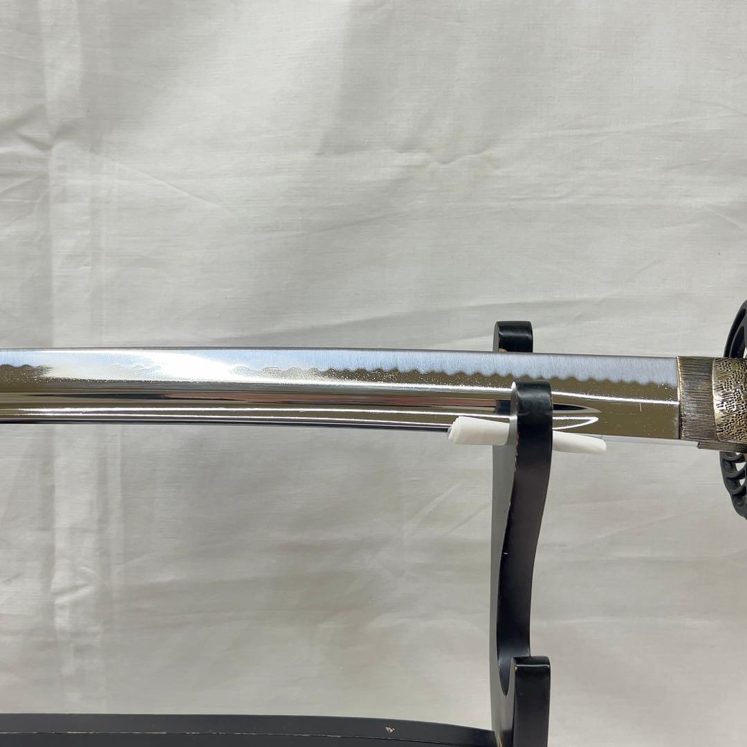 【模造刀】太刀 樋入り 鶴鍔 透かし 全長97.0センチ 黒鞘 互の目 刃紋