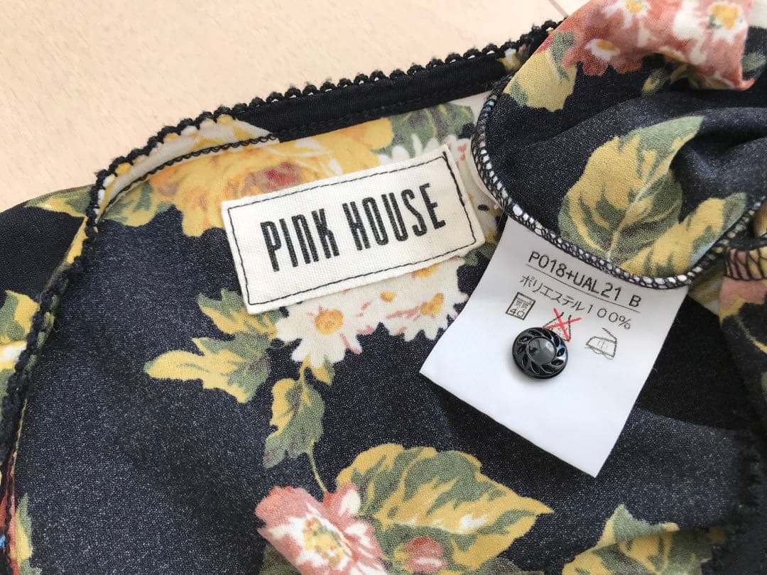 未使用に近い　ピンクハウス　花柄　ポリワンピース　両側ポケットあり　日本製　黒系