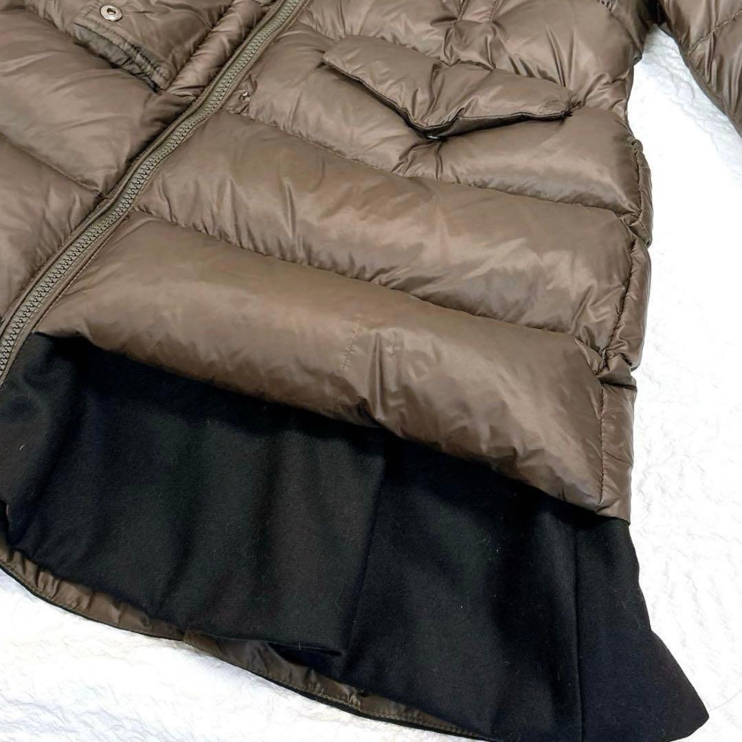 美品✨モンクレール　フリルダウンコート　フード　ペプラム　カーキ　ロゴワッペン