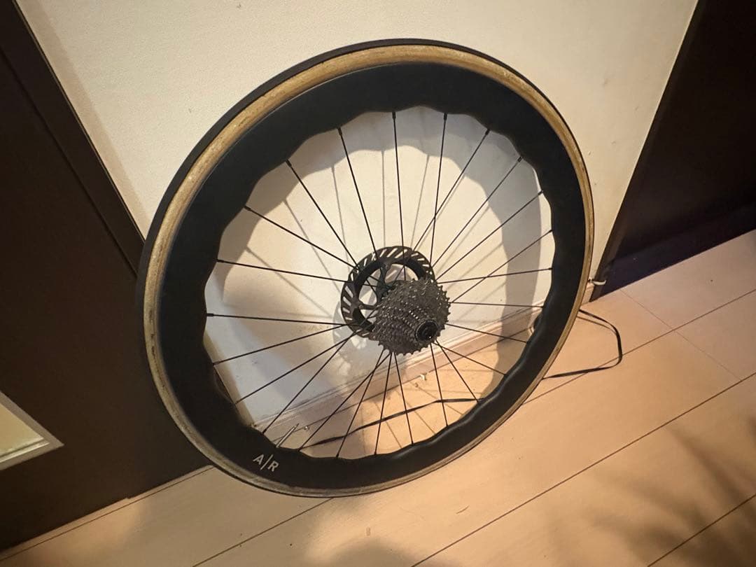 AIR カーボンホイール 700Cディスクブレーキ タイヤ付きスターラチェット