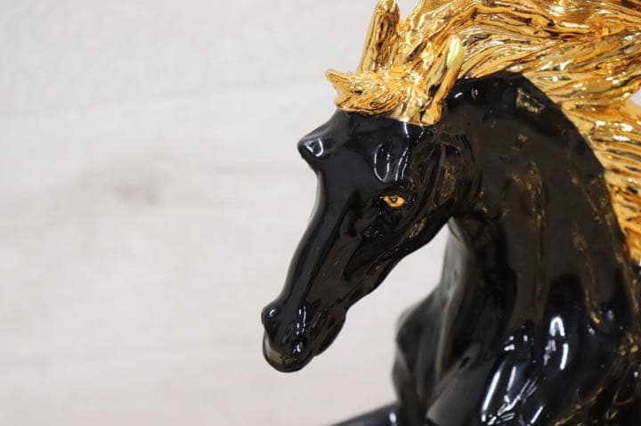GMDTN31E ○ 飯田商事 iida 置物 馬 樹脂製 ブラック&金色 イン