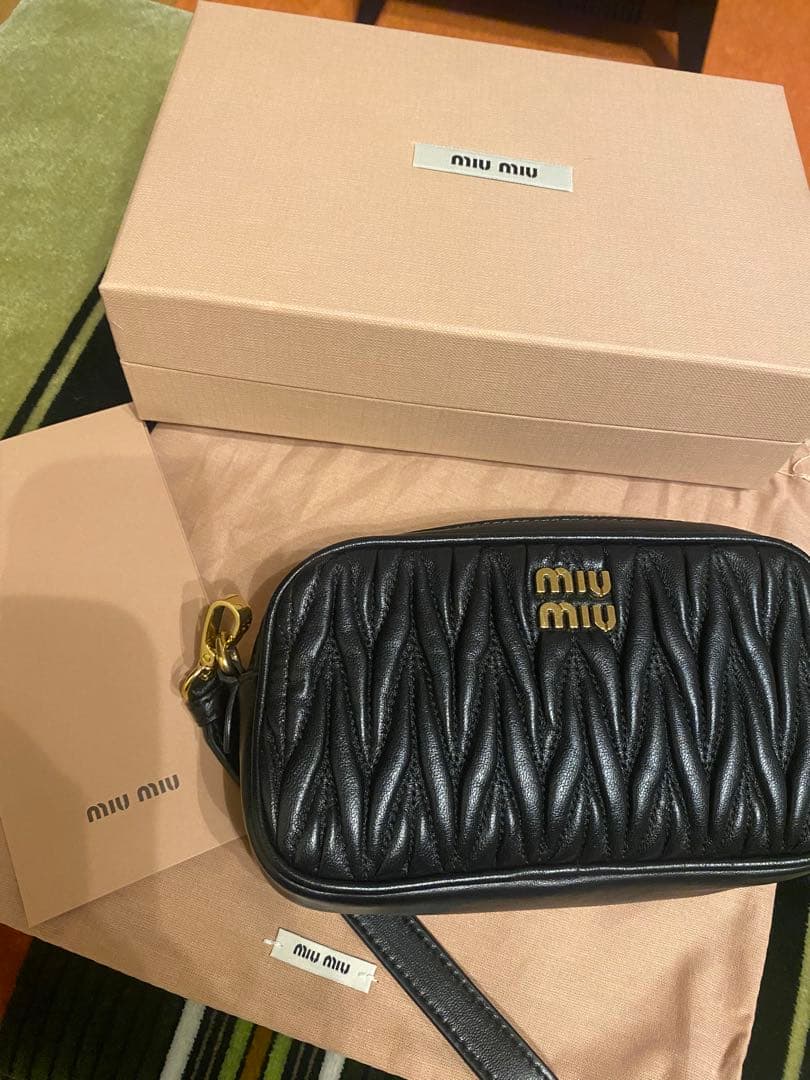 美品・国内購入　ミュウミュウ　マテラッセ　レザーポーチ