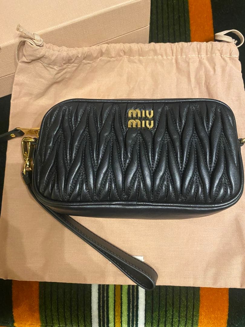 美品・国内購入　ミュウミュウ　マテラッセ　レザーポーチ