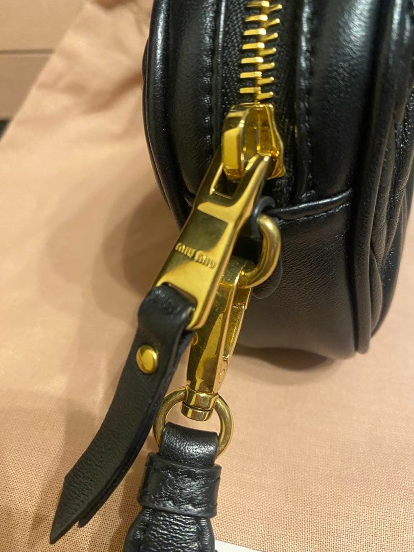 美品・国内購入　ミュウミュウ　マテラッセ　レザーポーチ