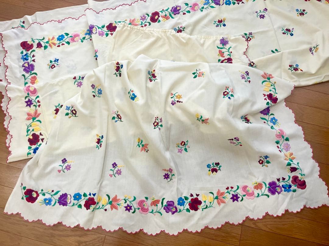 ハンガリー蚤の市購入ヴィンテージカロチャ刺繍カーテン2枚