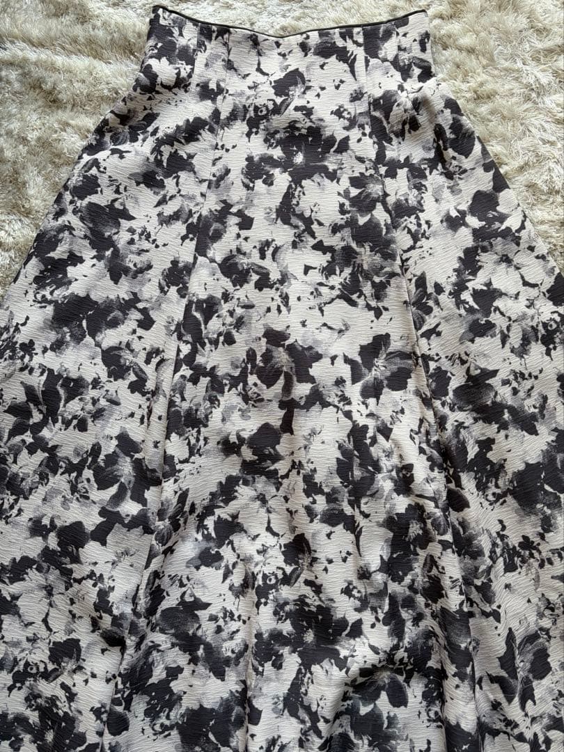 （新品未使用）アプワイザーリッシェ♡モノトーンフラワースカート