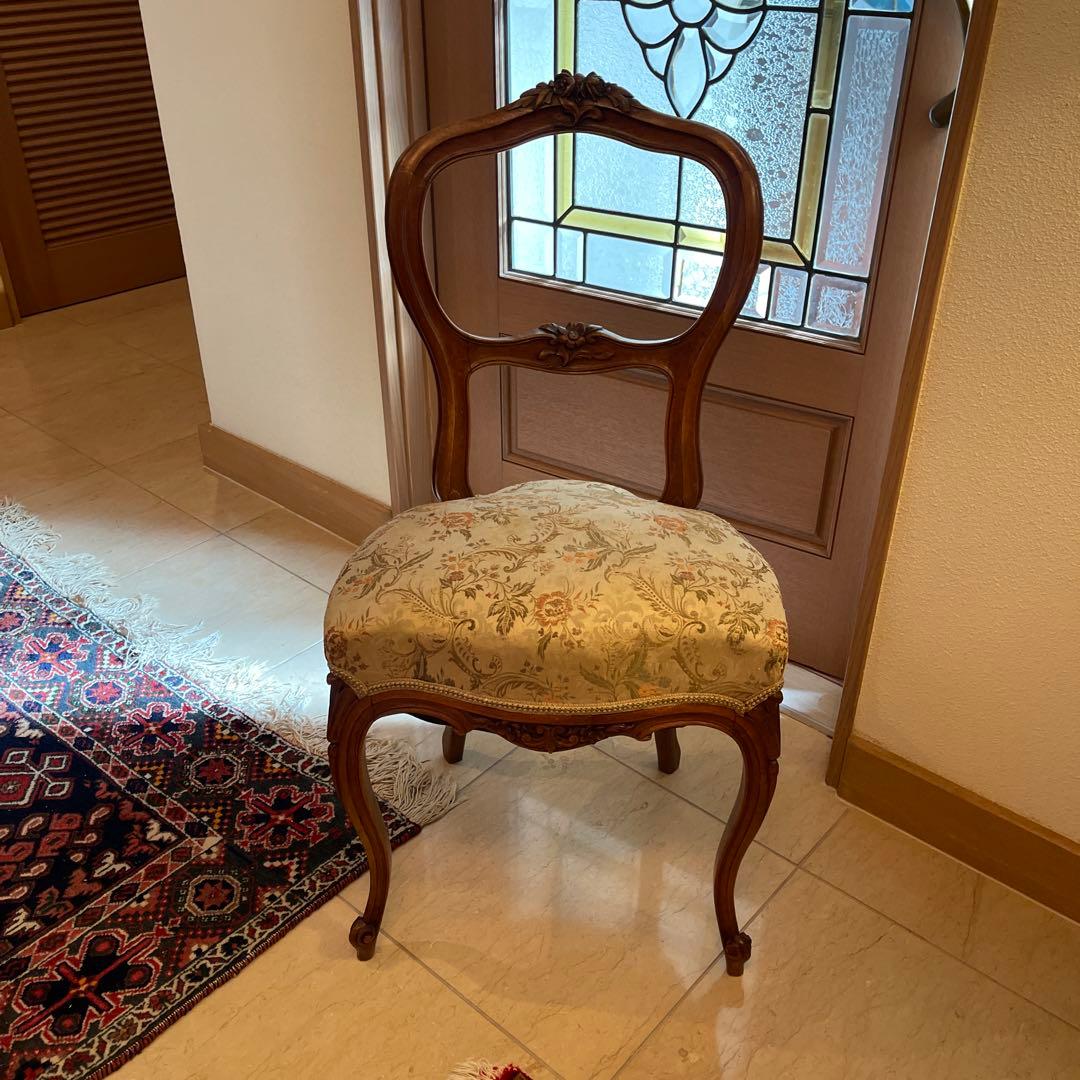 フレンチスタイル フランス製　木製椅子 花の彫刻付き