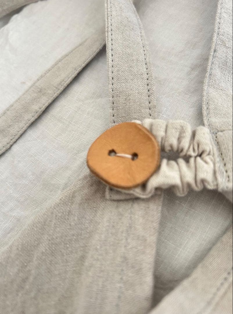 norikoページ 天日干しリネンエプロン 墨黒：ベージュ